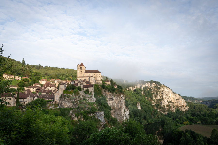 Saint-Cirq-Lapopie sort du brouillard