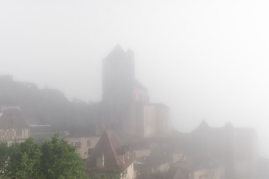 Saint-Cirq-Lapopie dans la brume