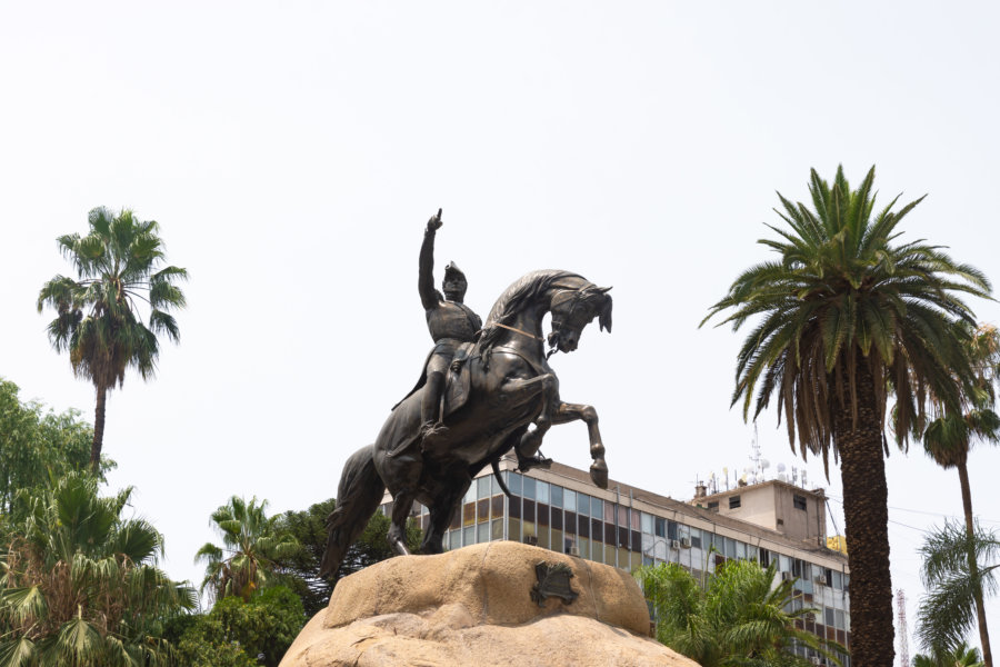 Statue du général San Martín à Mendoza