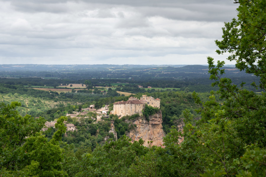 Château de Bruniquel sur un rocher