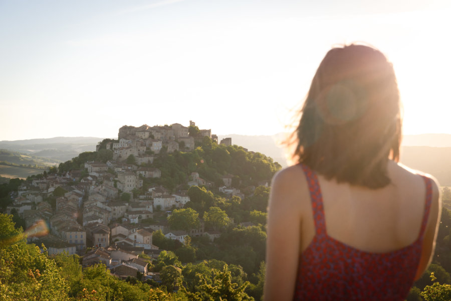 Vue panoramique sur Cordes-sur-Ciel au coucher du soleil