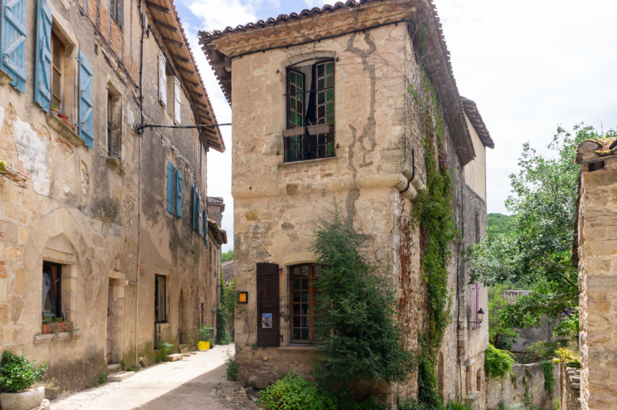 Vieille maison dans le village de Bruniquel