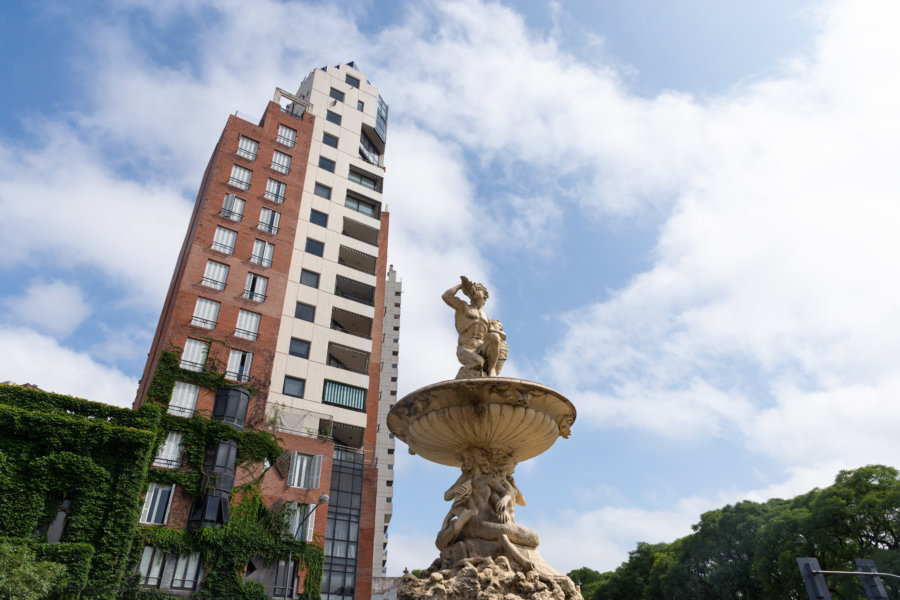 Fontaine et immeuble à Rosario en Argentine