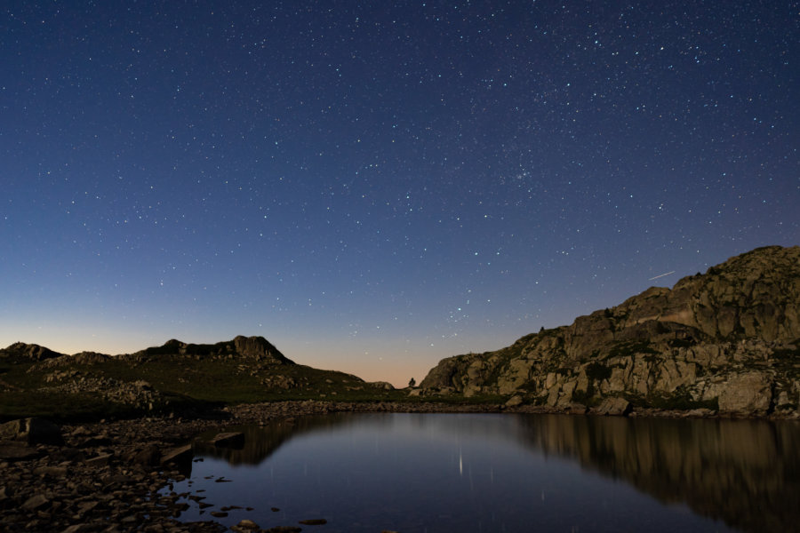 Bivouac sous la nuit étoilée près d'un lac de Néouvielle