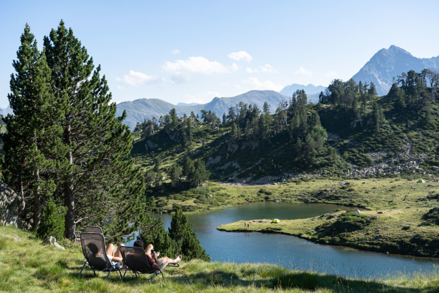 Randonneurs près du Lac de Bastan dans les Pyrénées