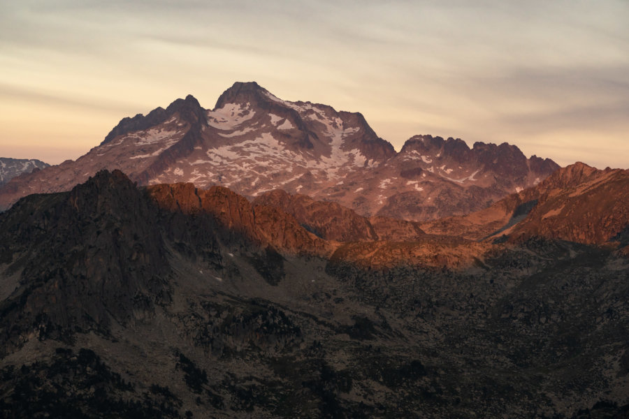 Lever de soleil sur la montagne dans les Pyrénées