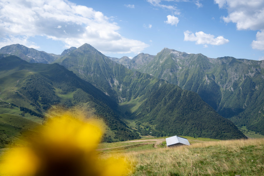 Les montagnes des Hautes-Pyrénées l'été près du Col d'Azet