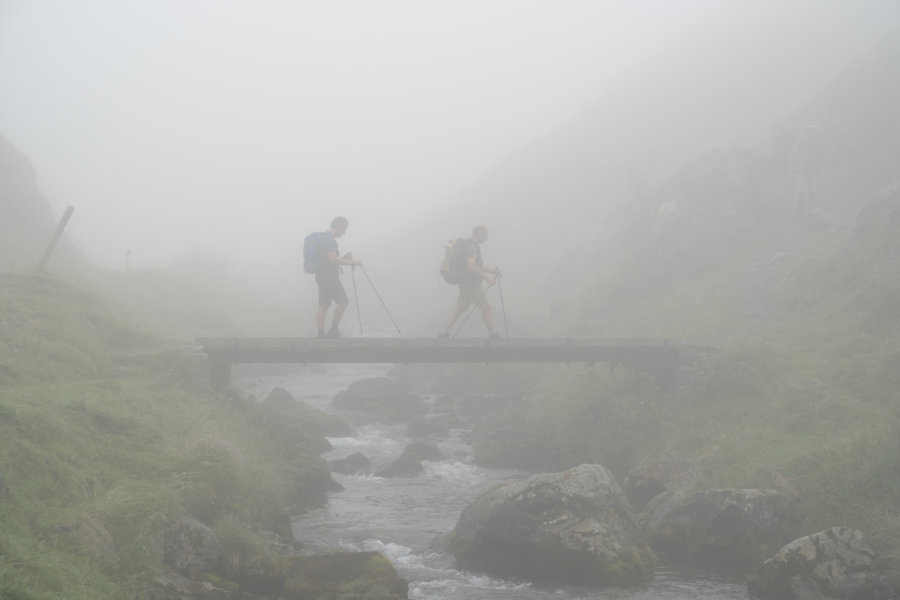 Randonnée dans le brouillard vers les lacs de Barroude