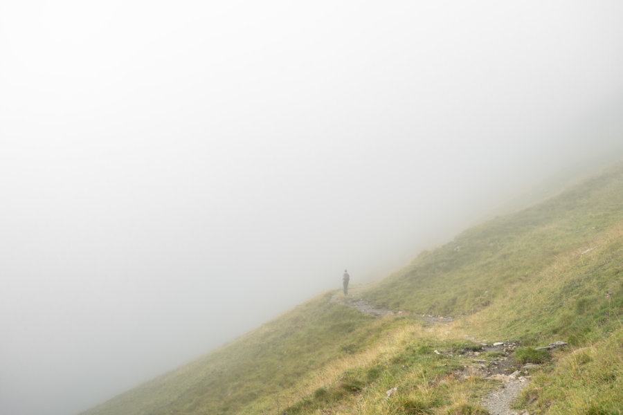 Randonnée dans la vallée de Gela sous le brouillard, Hautes-Pyrénées