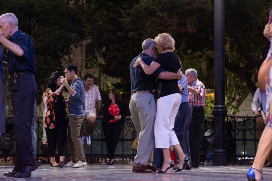 Danseurs de tango argentin dans une milonga