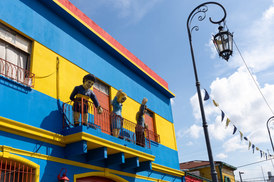 Statues aux balcons dans le quartier de La Boca