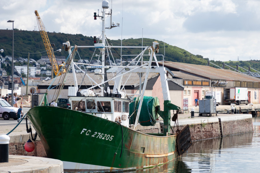 Bateau au port de Fécamp en Normandie