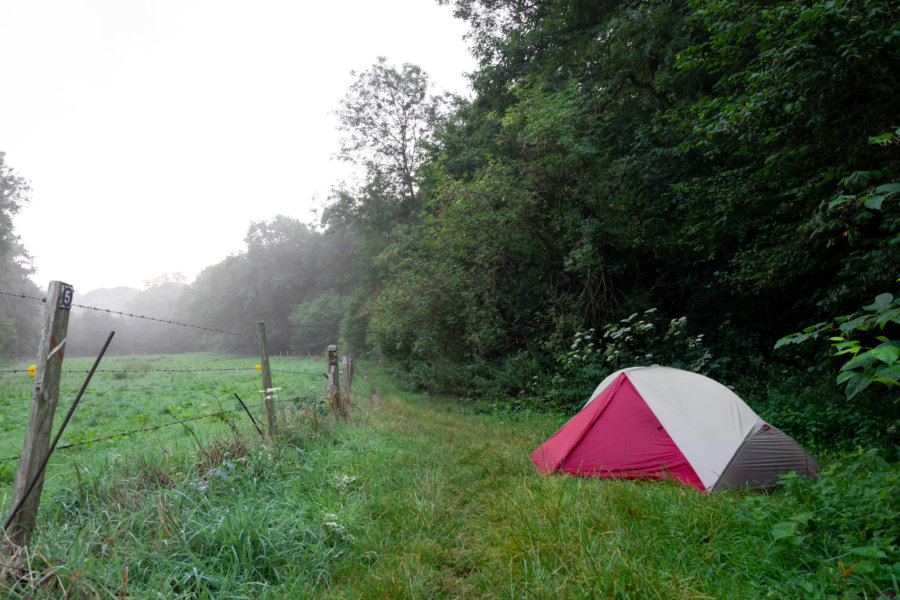 Bivouac dans la forêt, randonnée en Normandie