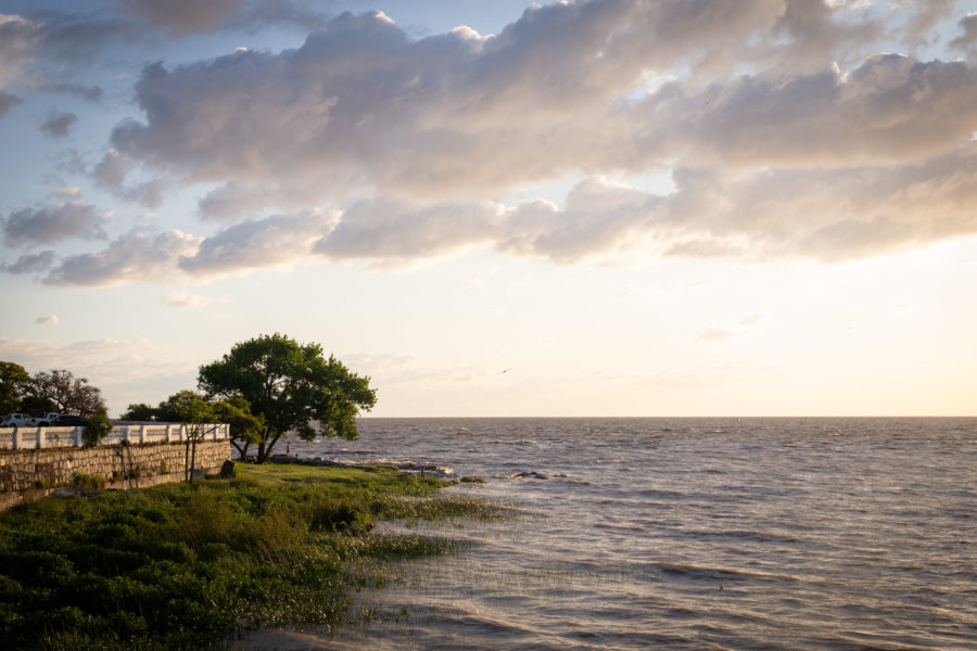 Coucher de soleil près du fleuve à Colonia en Uruguay