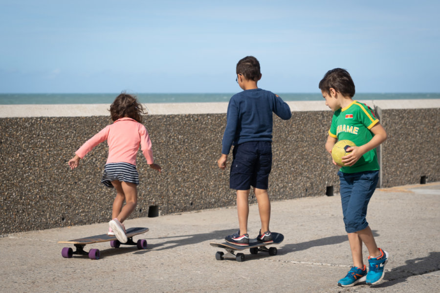 Enfants et skate l'été en Normandie