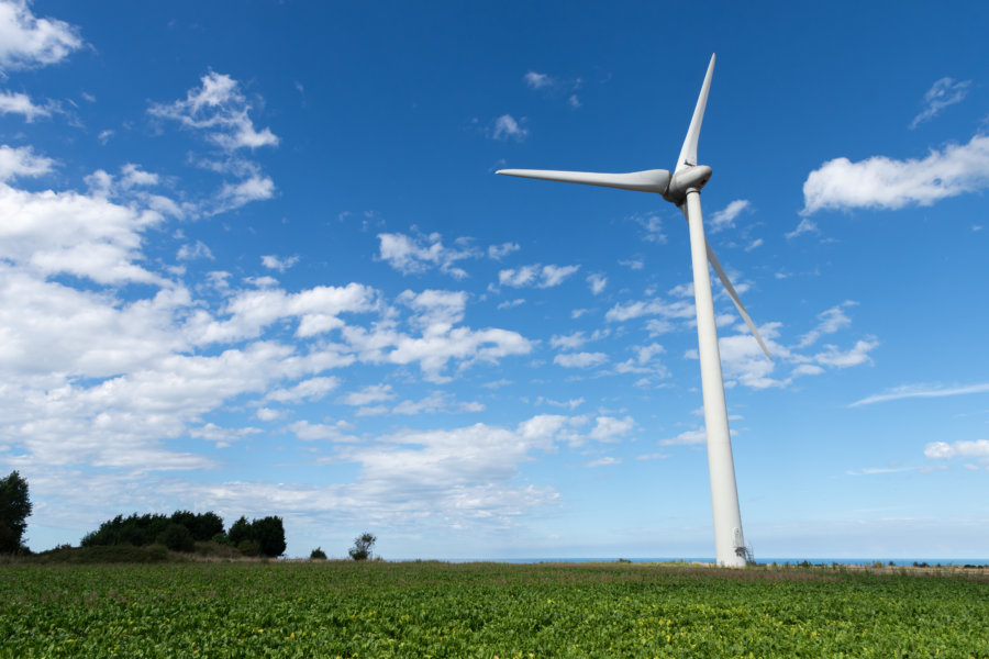 Eolienne dans un champ sur le GR21 en Normandie