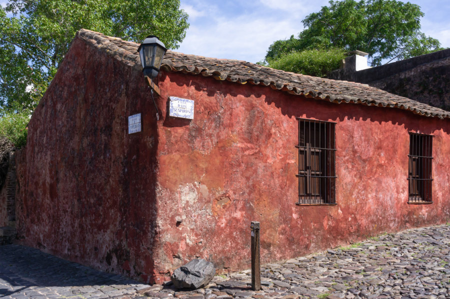 Maison rouge rue des soupirs à Colonia en Uruguay