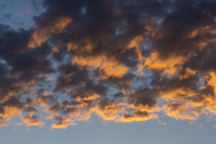 Nuages roses au coucher du soleil