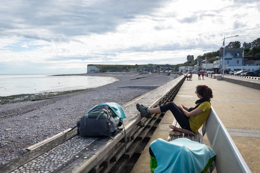 Petit déjeuner en bord de mer à Veulettes sur Mer, trek GR21 Normandie