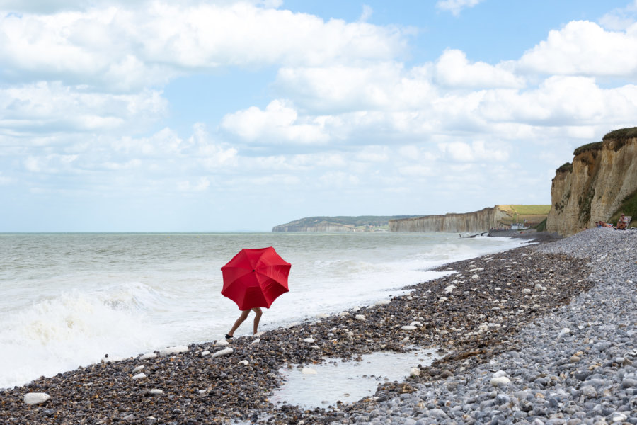 Parasol à jambes sur la plage de Saussemare