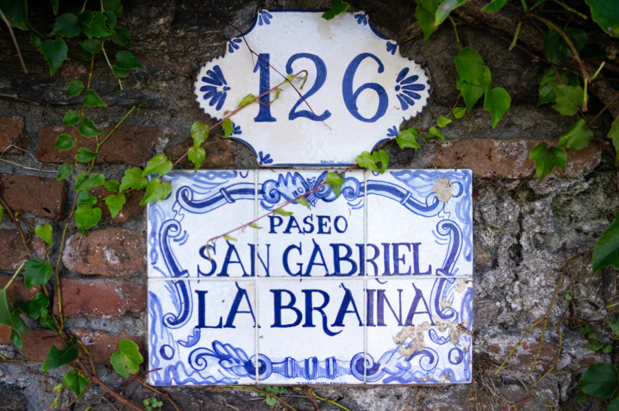 Plaque de rue à Colonia del Sacramento en Uruguay