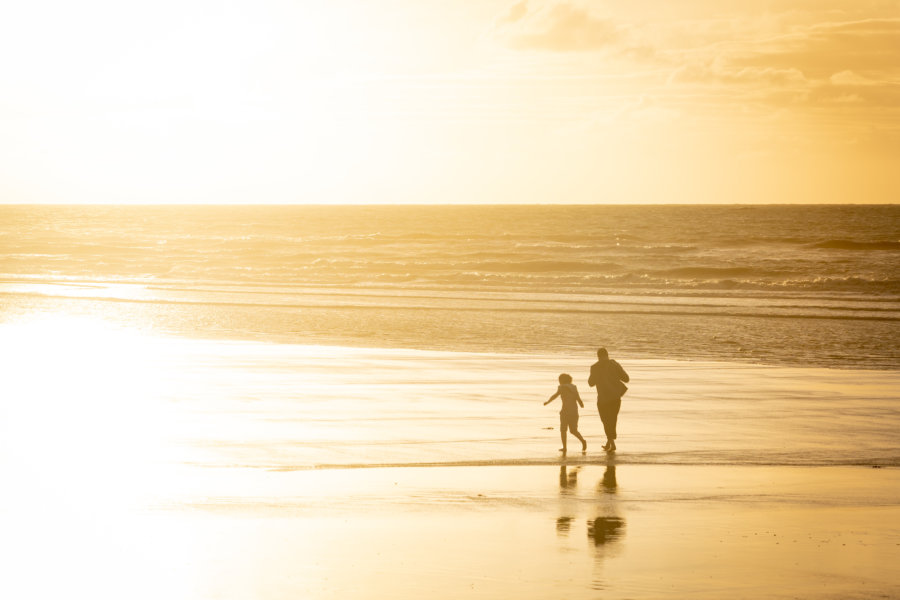 Silhouettes sur la plage de Dieppe au coucher du soleil