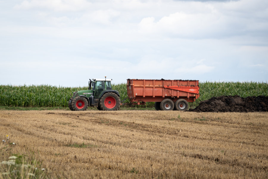 Tracteur et fumier dans un champ de Normandie