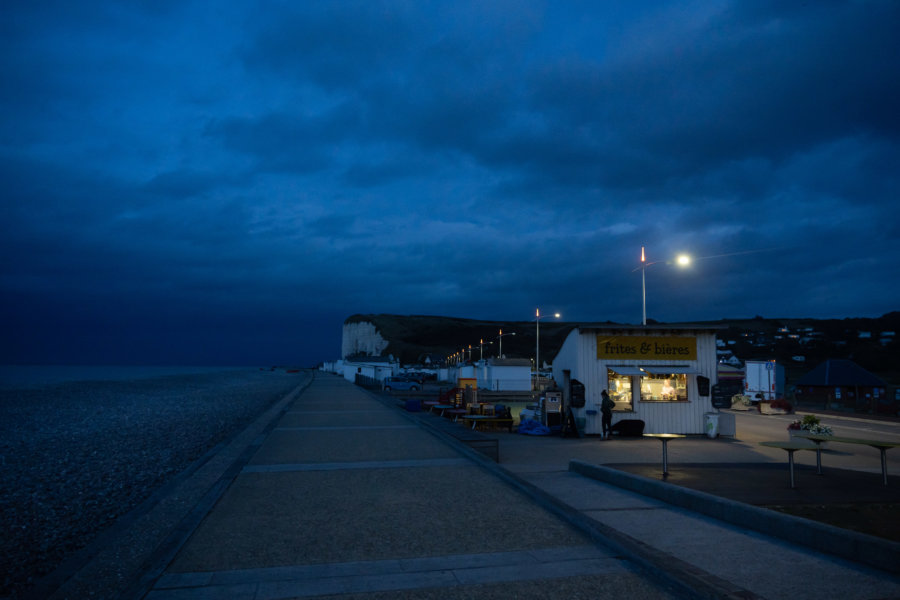 Baraque à frites à Veulettes-sur-Mer la nuit