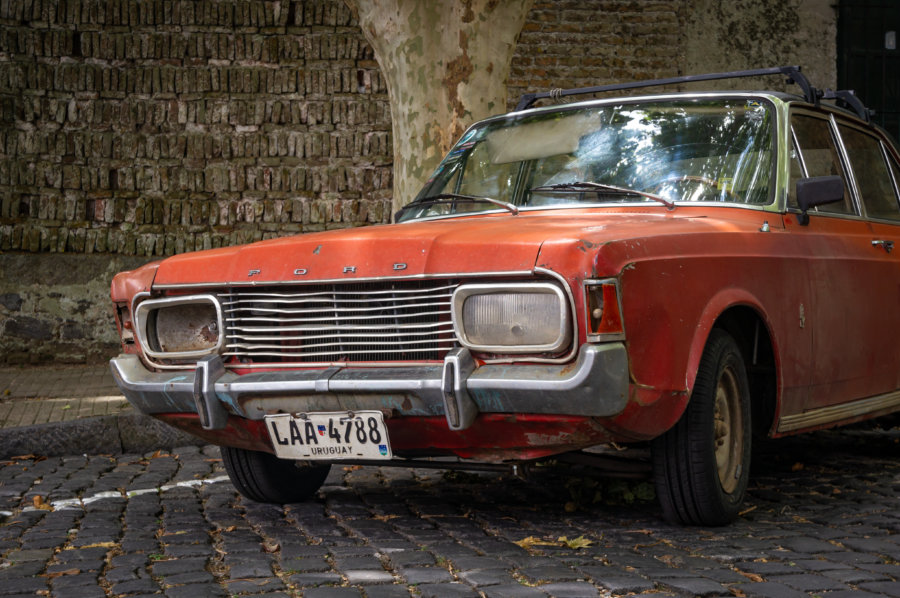 Vieille voiture rouge en Uruguay