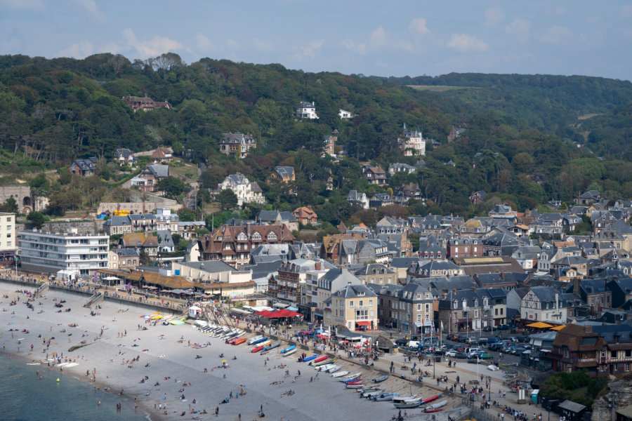 Vue aérienne sur la ville d'Etretat