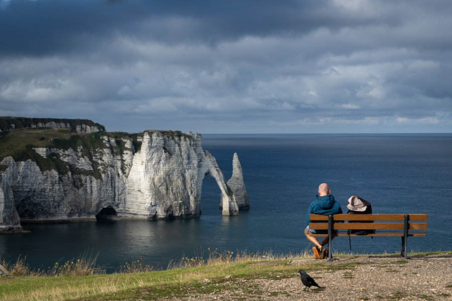 Vue sur les falaises d'Etretat depuis un banc