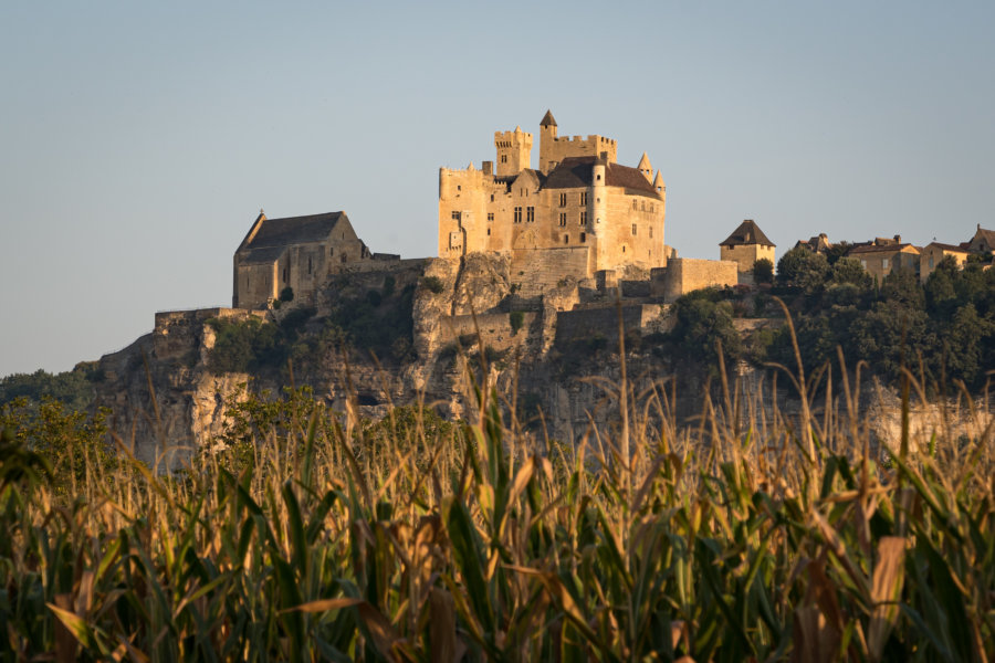 Château de Beynac en Dordogne au lever du soleil