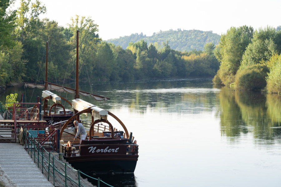 Gabare sur le fleuve de la Dordogne à La-Roque-Gageac