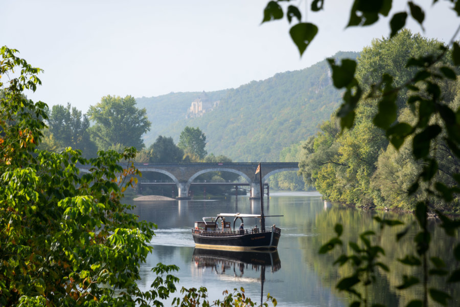 Gabare sur la Dordogne près de Beynac-et-Cazenac