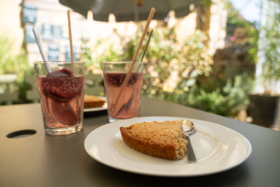 Gâteau à la noix dans un salon de thé de Domme en Dordogne