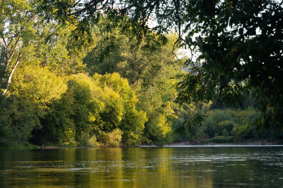 Promenade des pêcheurs au bord de la Dordogne à Vitrac