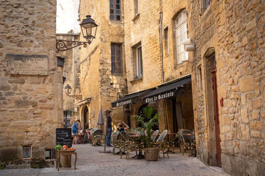 Restaurant dans une rue ancienne de Sarlat en Dordogne