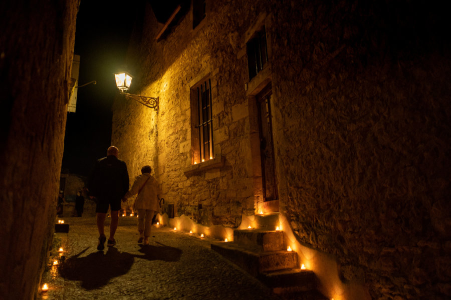 Ville de Sarlat de nuit, éclairée aux bougies