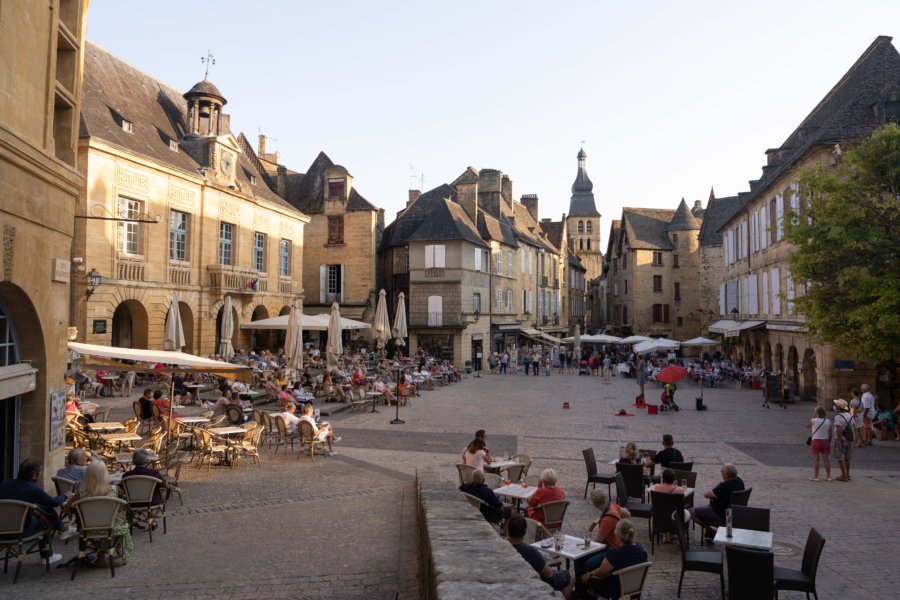 Terrasses de bars et restaurants à Sarlat en Dordogne