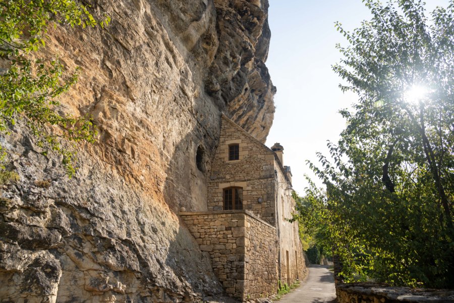 Visite de La-Roque-Gageac dans le Périgord noir : maison dans la roche