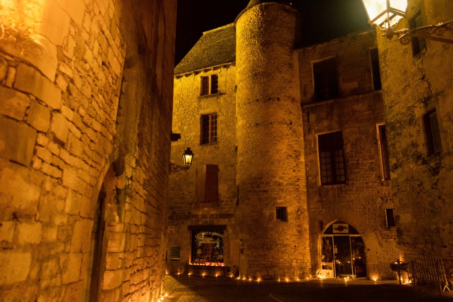 Visiter la ville de Sarlat en Dordogne de nuit