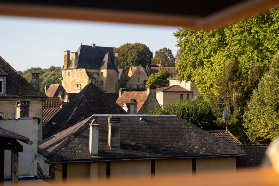 Vue sur Sarlat à travers la fenêtre de l'hôtel