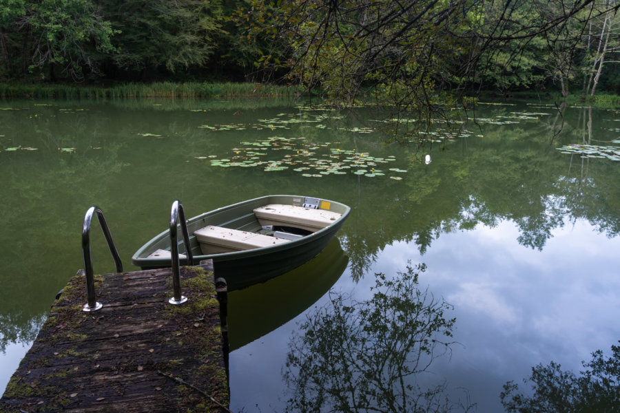 Barque sur un lac près de la Vézère en Dordogne