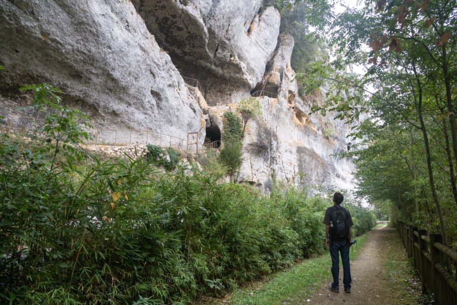 Falaises troglodytiques, randonnée aux Eyzies