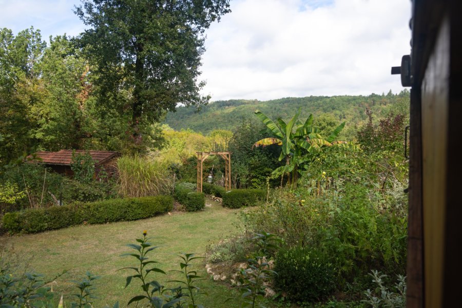 Jardin et cabane près des Eyzies