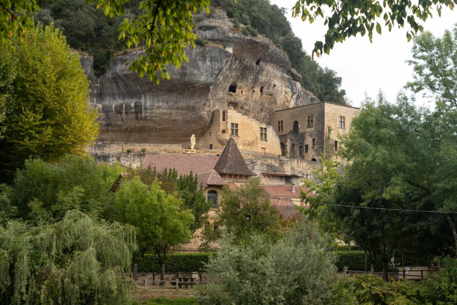 Les Eyzies, village dans la roche près de la Vézère
