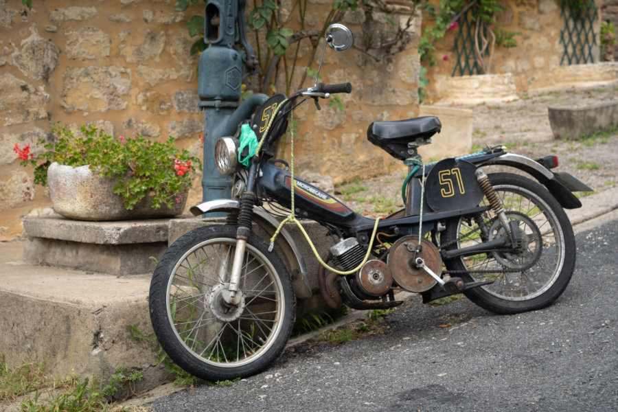 Moto dans une rue de Saint-Cyprien en Dordogne