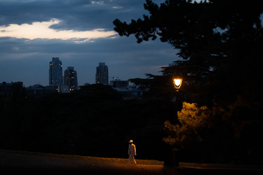 Promeneur dans le parc des Buttes Chaumont à Paris