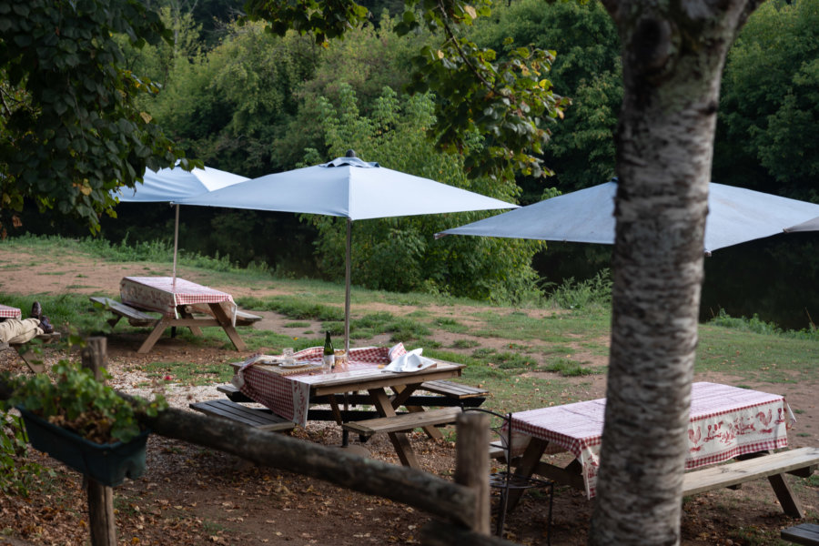 Tables de pique-nique près de la rivière à Saint-Léon sur Vézère