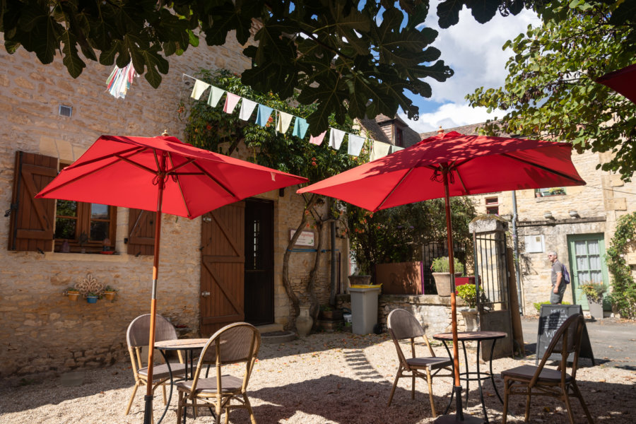 Terrasse de restaurant à Saint-Léon sur Vézère